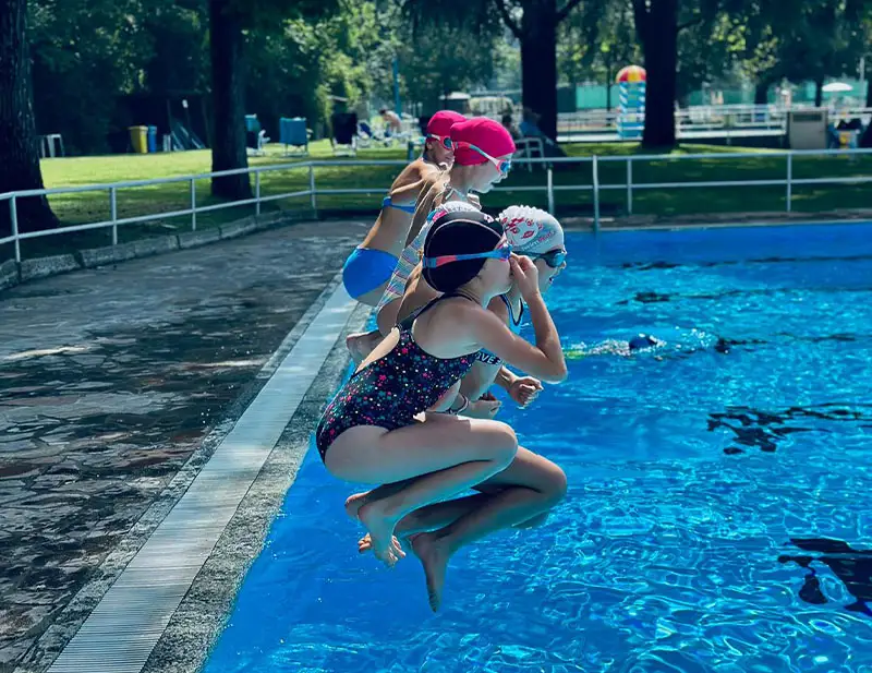 Tuffi in piscina al NotFormalCamp di Lodi